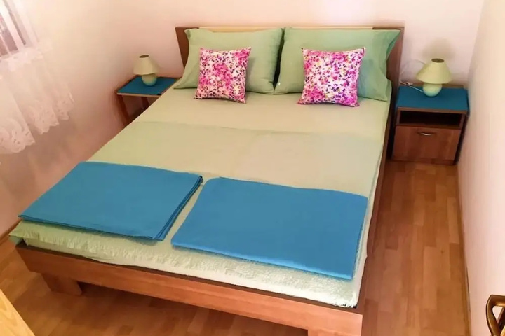 Room 5 of 12