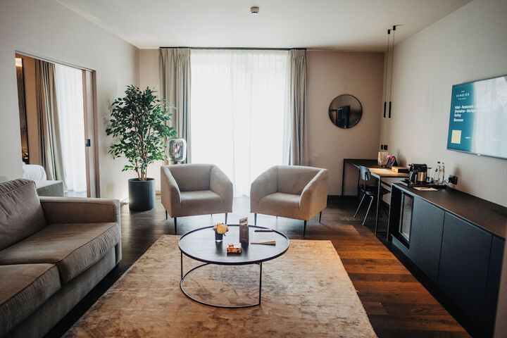 Room 28 of 102