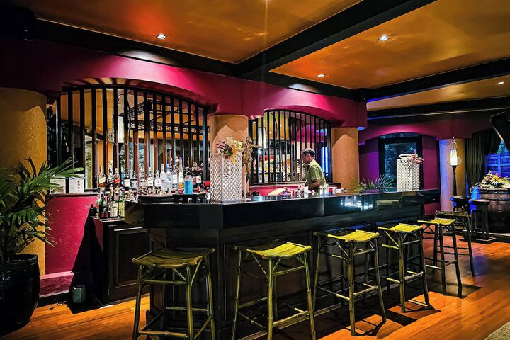 Lounge 127 of 151