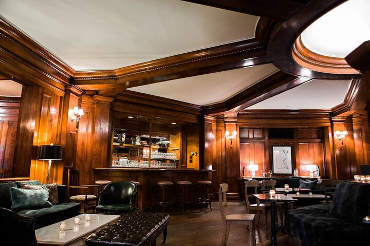 Lobby lounge