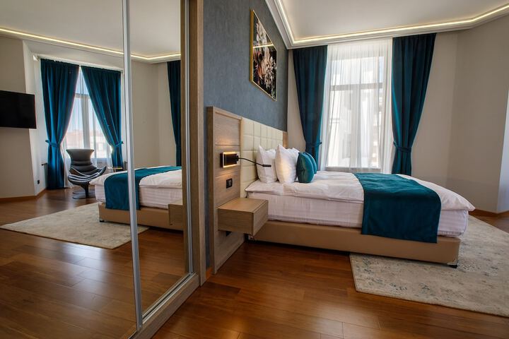Room 16 of 108