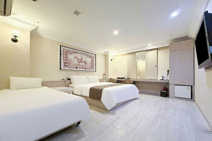 Room 13 of 19