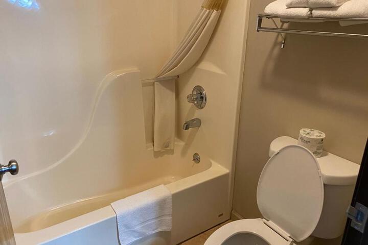 1 Queen Bed Accessible Room (3 of 18)