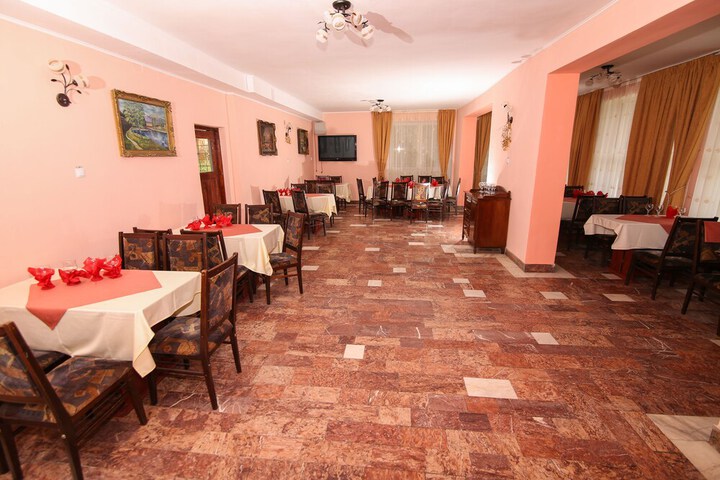 Dining 16 of 27
