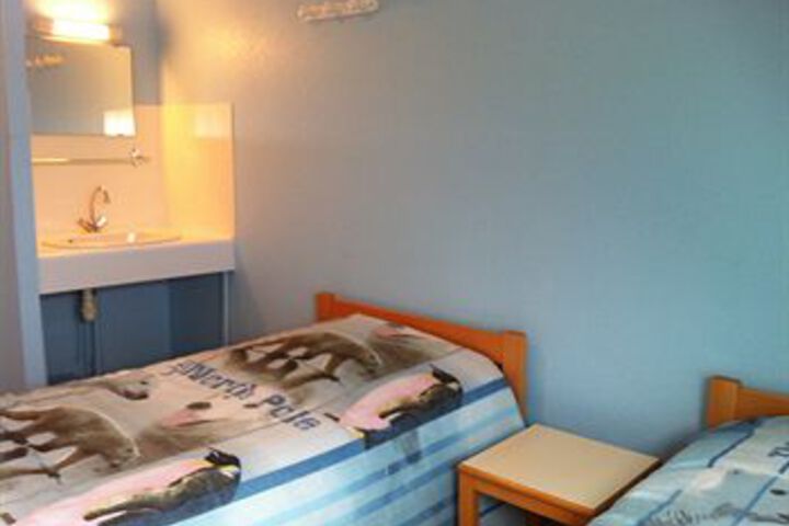 Room 13 of 18