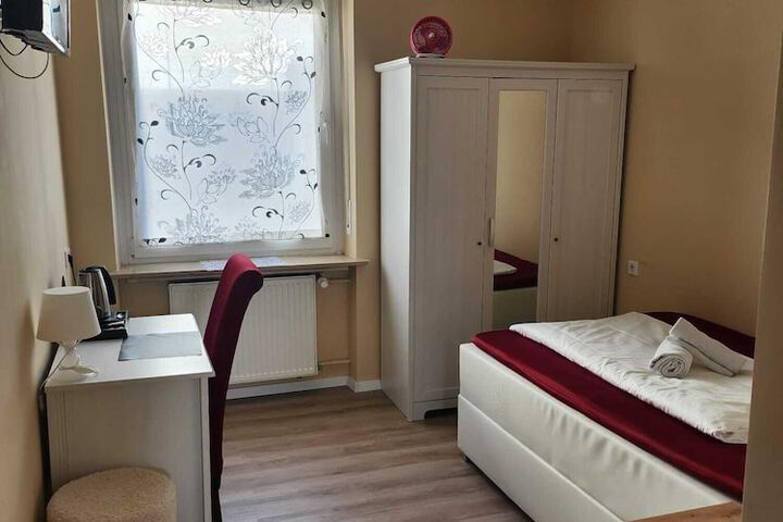 Room 16 of 46