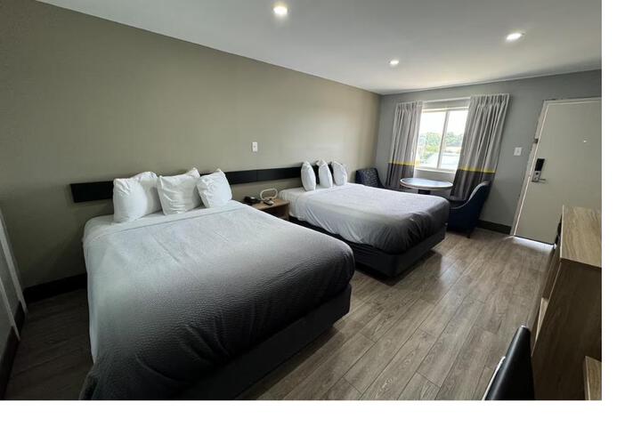 2 Queen Beds (9 of 12)