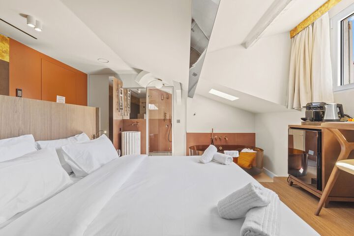 Room 25 of 102