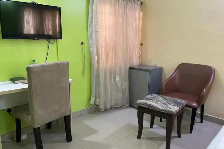 Room 6 of 76