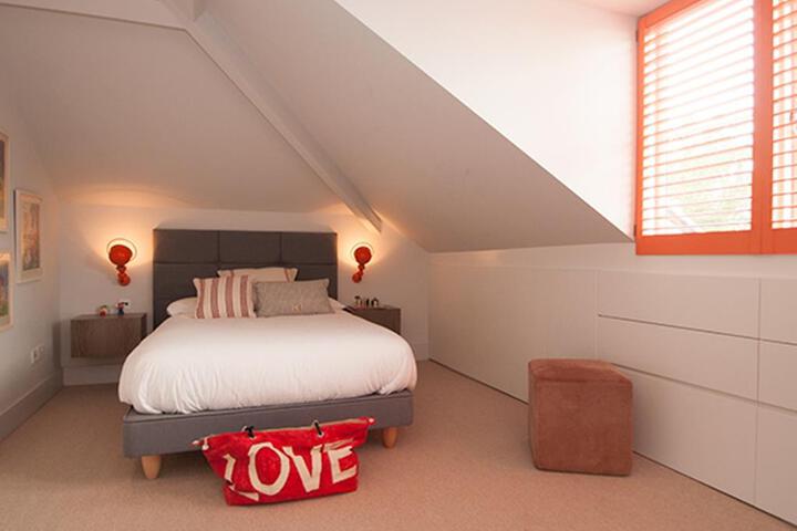 Room 2 of 9
