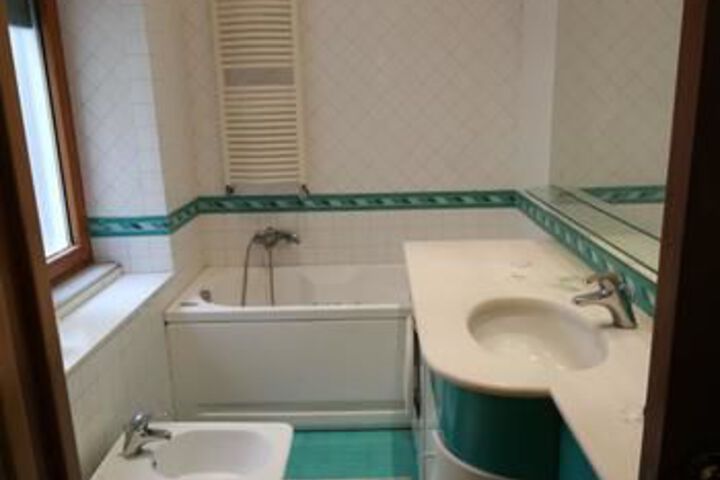 Room 2 of 11