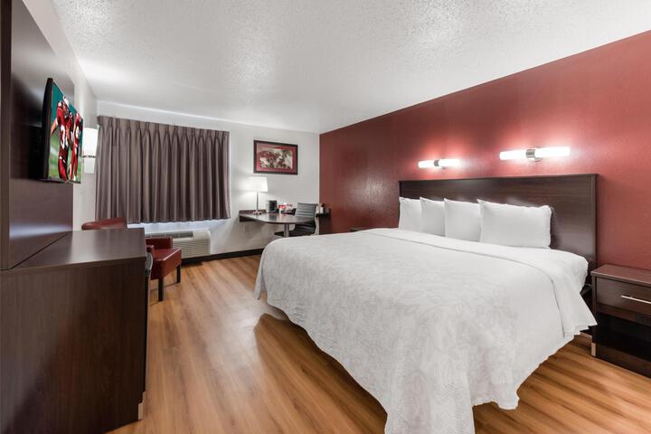 Deluxe King Bed Accessible (2 of 7)