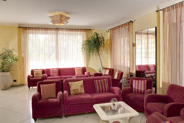Lounge 34 of 37