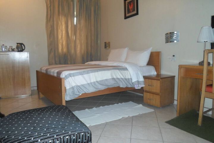 Room 6 of 18