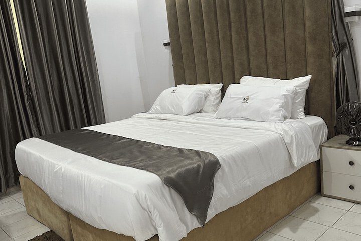 Room 8 of 11