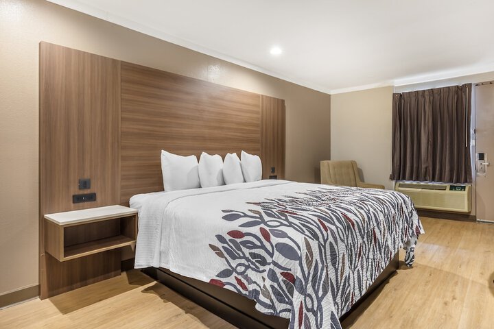 Deluxe King Bed Accessible (3 of 15)