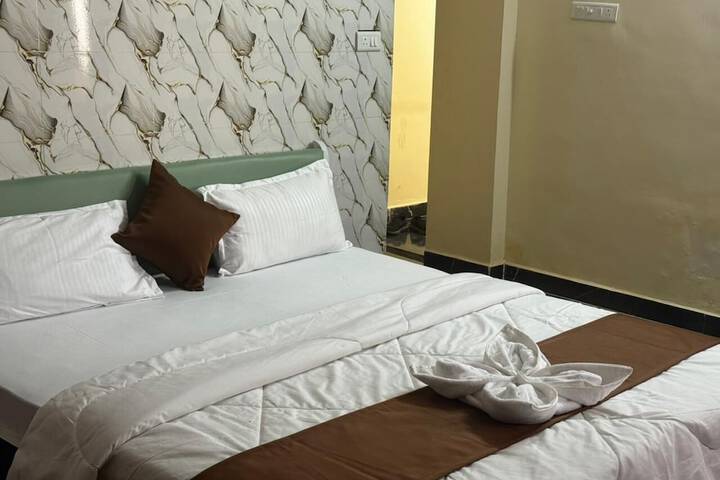 Room 5 of 9
