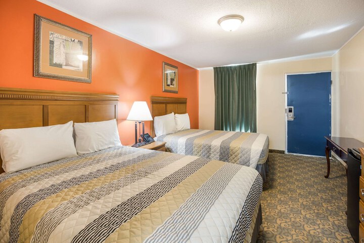 2 Queen Beds (13 of 13)