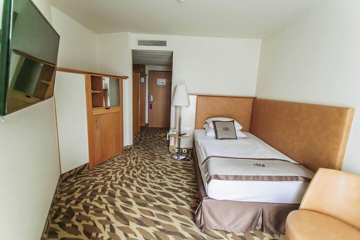 Room 6 of 99