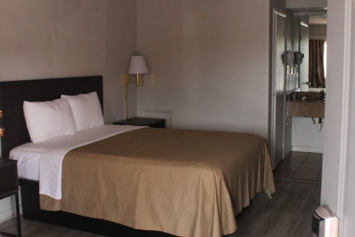Basic Single Queenbed (2 of 5)