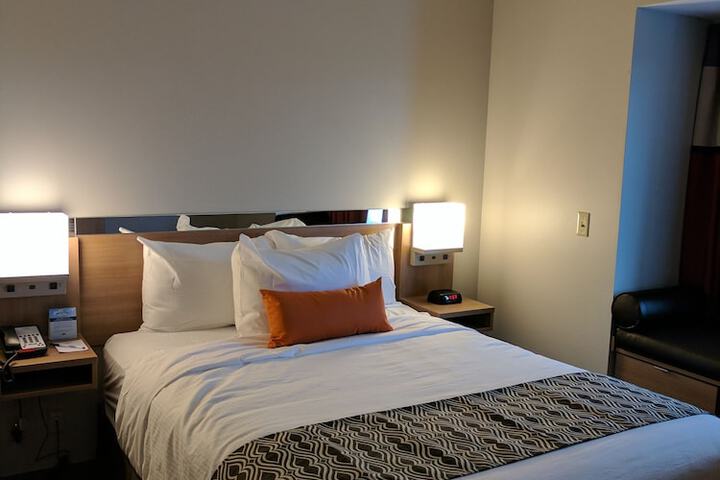 1 Queen Bed (10 of 21)