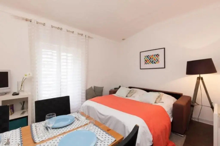 Room 2 of 10