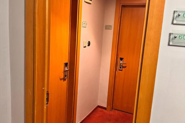 Room 32 of 59