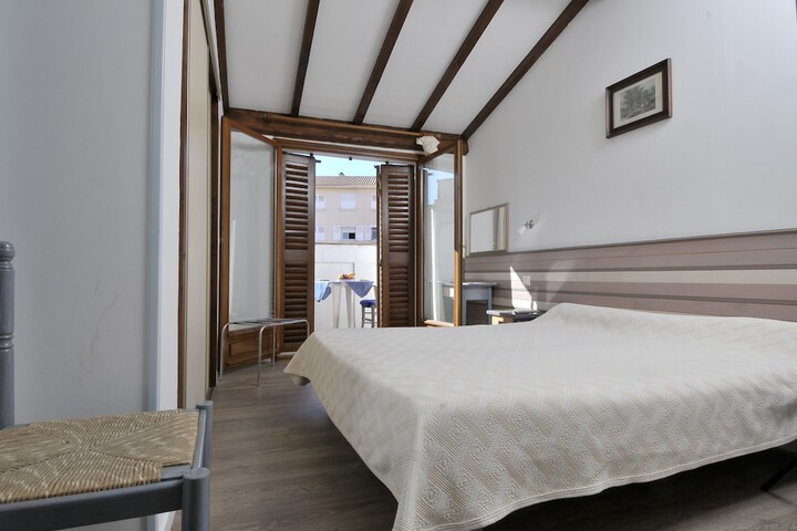 Room 8 of 14