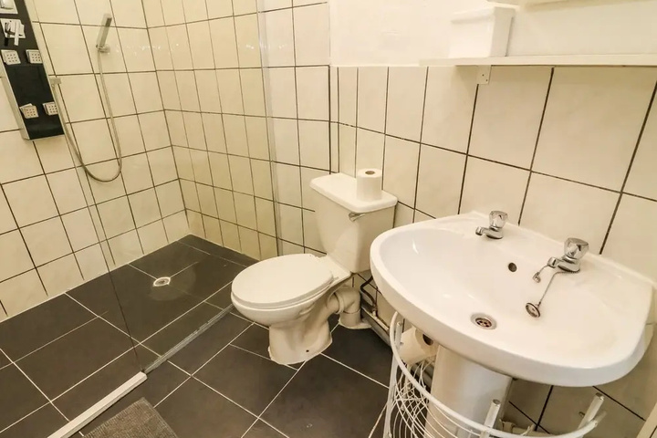 Room 8 of 16