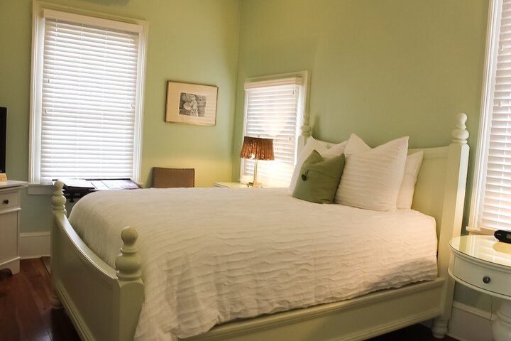 Room 35 of 142