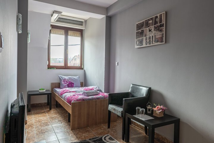 Room 4 of 7