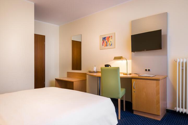 Room 6 of 110