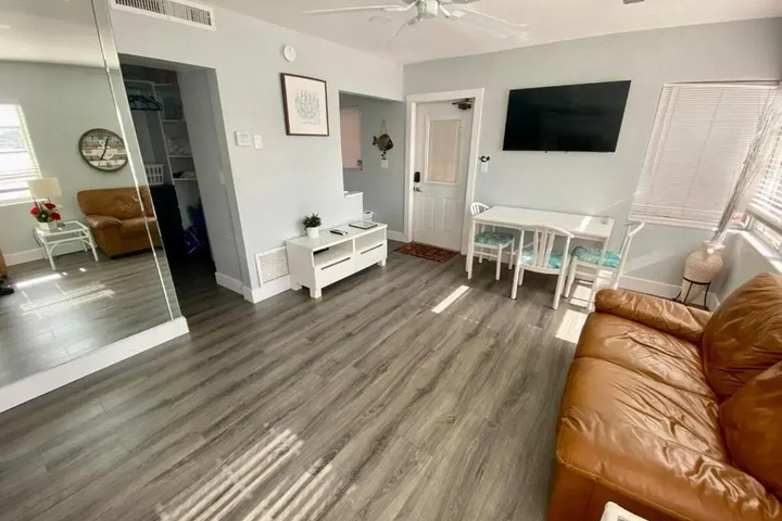 Room 4 of 16