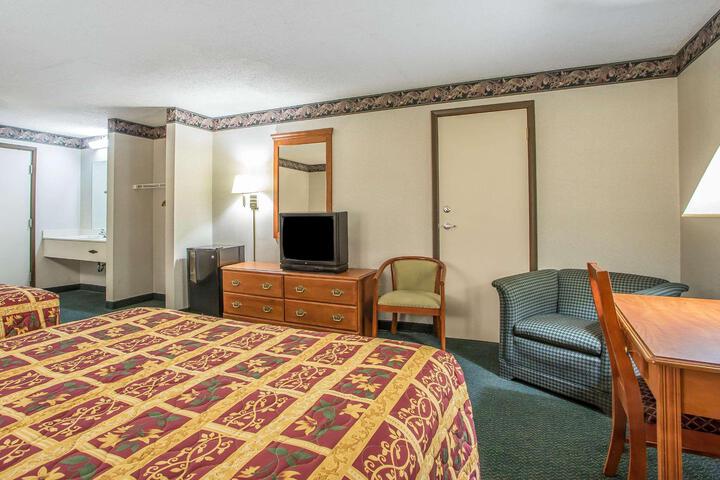 1 Queen Bed (8 of 21)