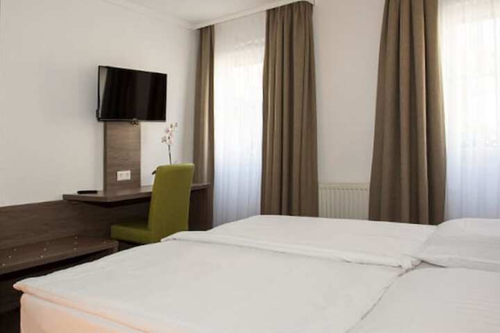 Room 4 of 25