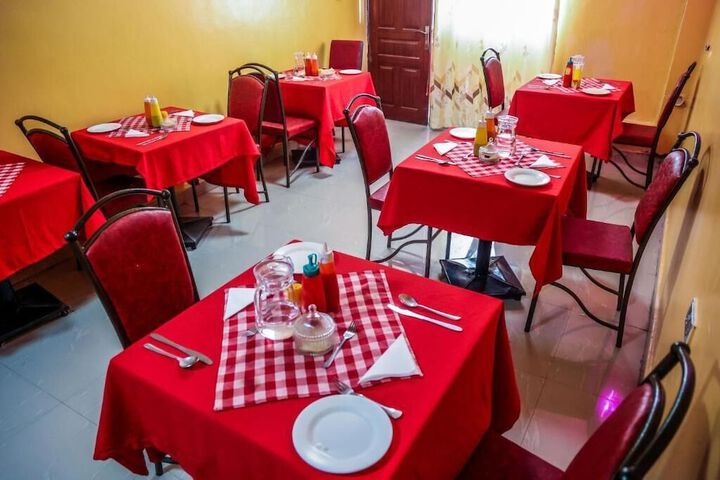 Dining 17 of 20