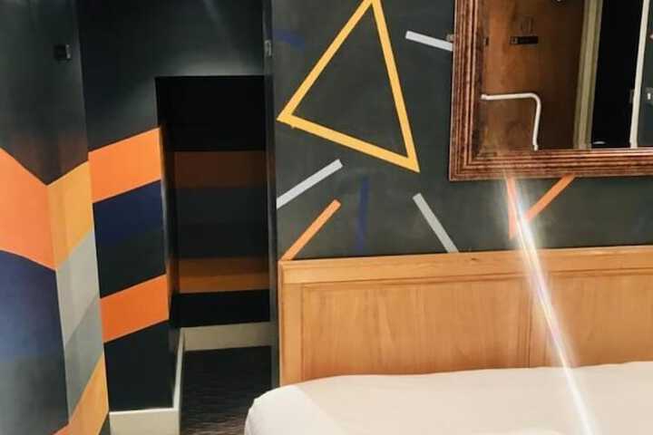 Room 33 of 106