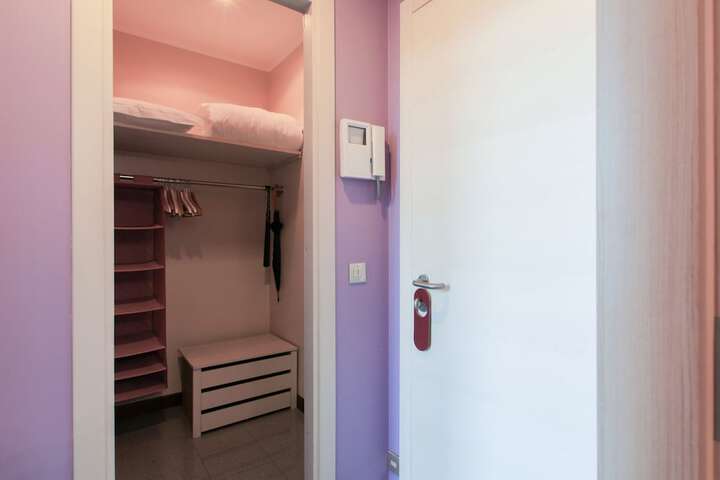 Room 16 of 32
