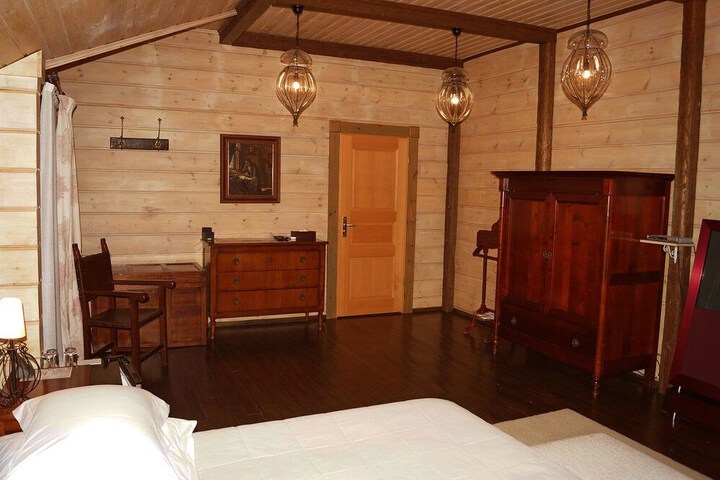 Room 3 of 76