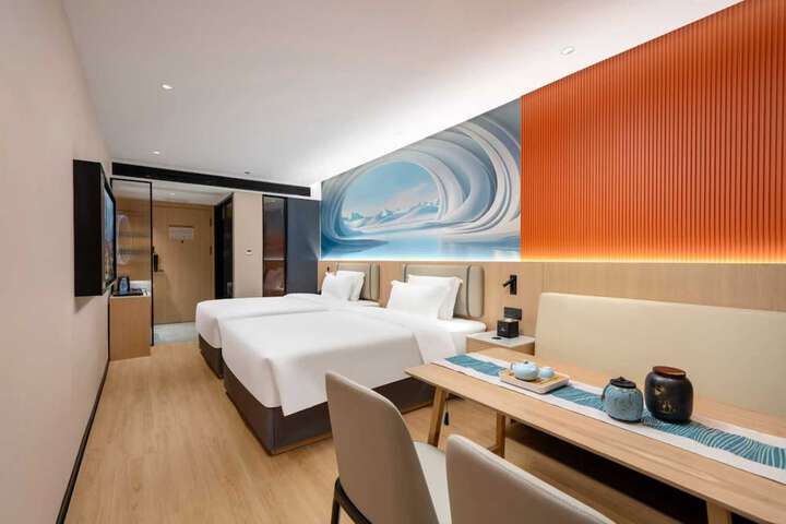 Room 10 of 14