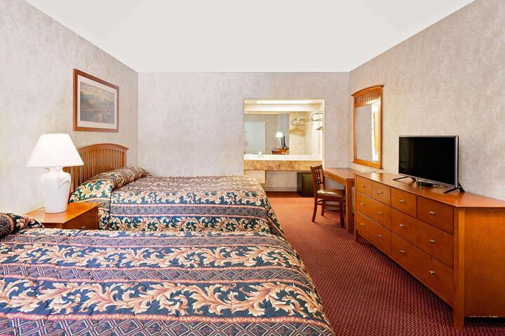 2 Queen Beds (3 of 4)