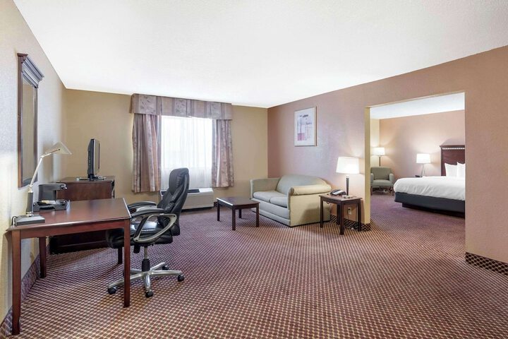 Business King Bed Accessible (2 of 20)