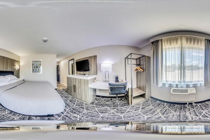 1 Queen Bed (9 of 11)