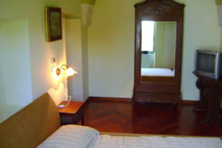 Room 11 of 25