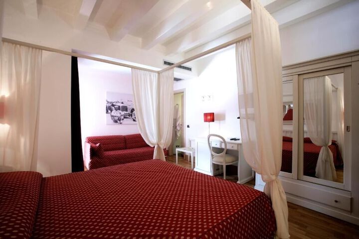 Room 6 of 26