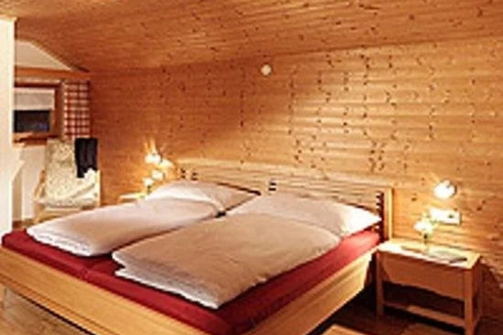 Room 5 of 10