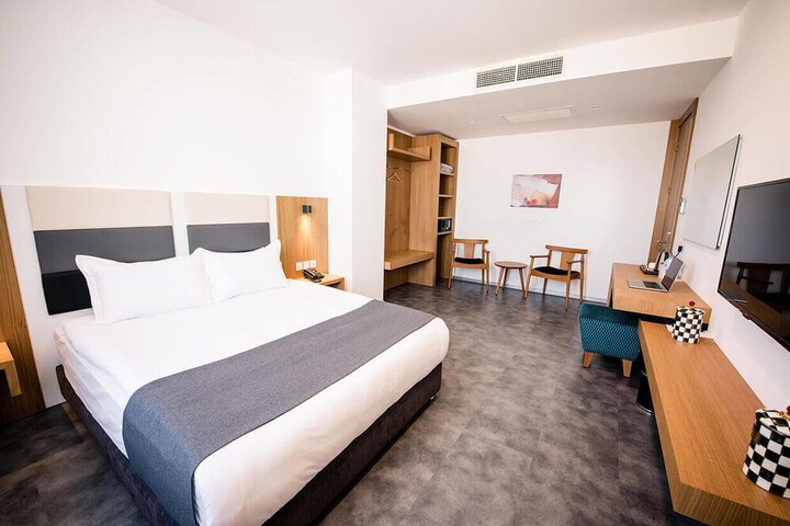 Room 6 of 25