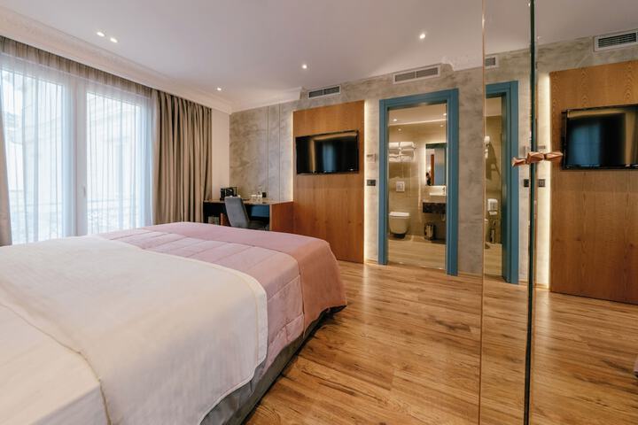 Room 7 of 25