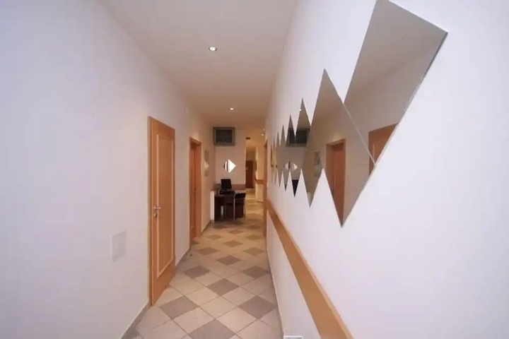 Room 10 of 12