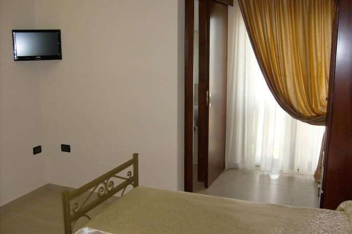 Room 5 of 27